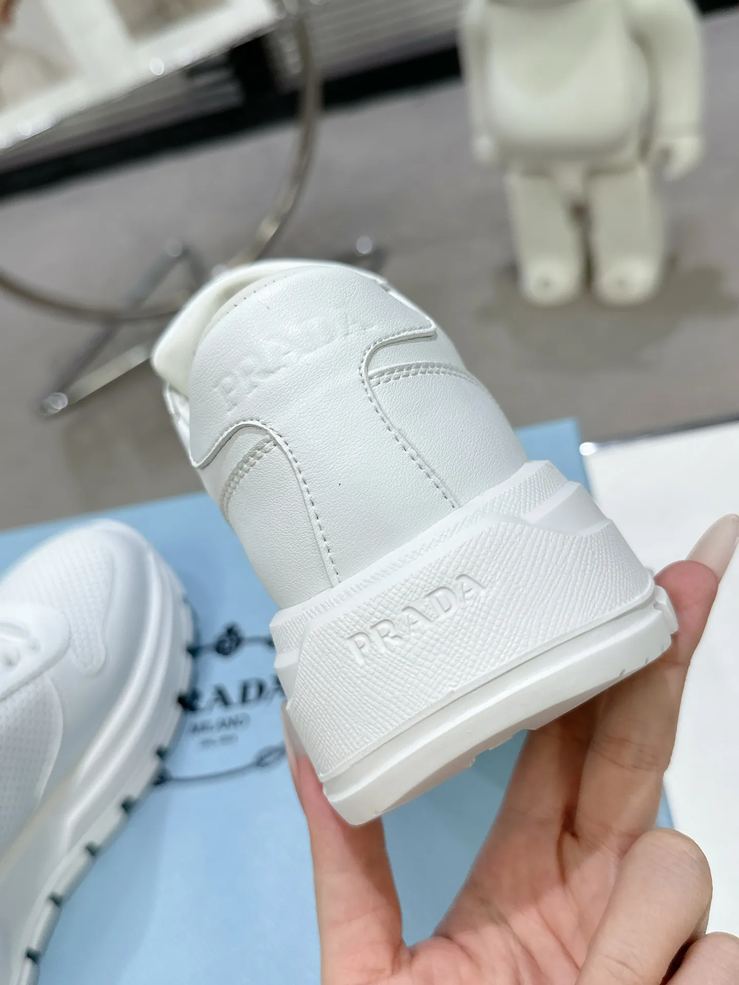 👟👟Ex-factory price 600👟👟 PRADA ²⁰²5𝐬𝐬Prada’s new product comes with strength! ❣️Many Internet celebrities have the same style, fashionable and versatile nice items, original shoes are developed and purchased from Italian counters, and are reproduced 1:1 according to the original taste. This year’s theme is not to be defined, embodying texture through simplicity💛From thick-soled sneakers to zigzag short boots to 2024 flat shoes, everything reveals a sure-fire momentum...combining gentleness and handsomeness, the finishing touch for women❤️ The top-grade open-edge beaded cowhide with imported cowhide triangle logo is consistent with the original version, the wear-resistant and ultra-light two-color outsole, and the sheepskin lining are breathable and comfortable. ⚛Size: Women's 35-40 ⚛Size: Men's 39-45 Original packaging accessories. ⚛